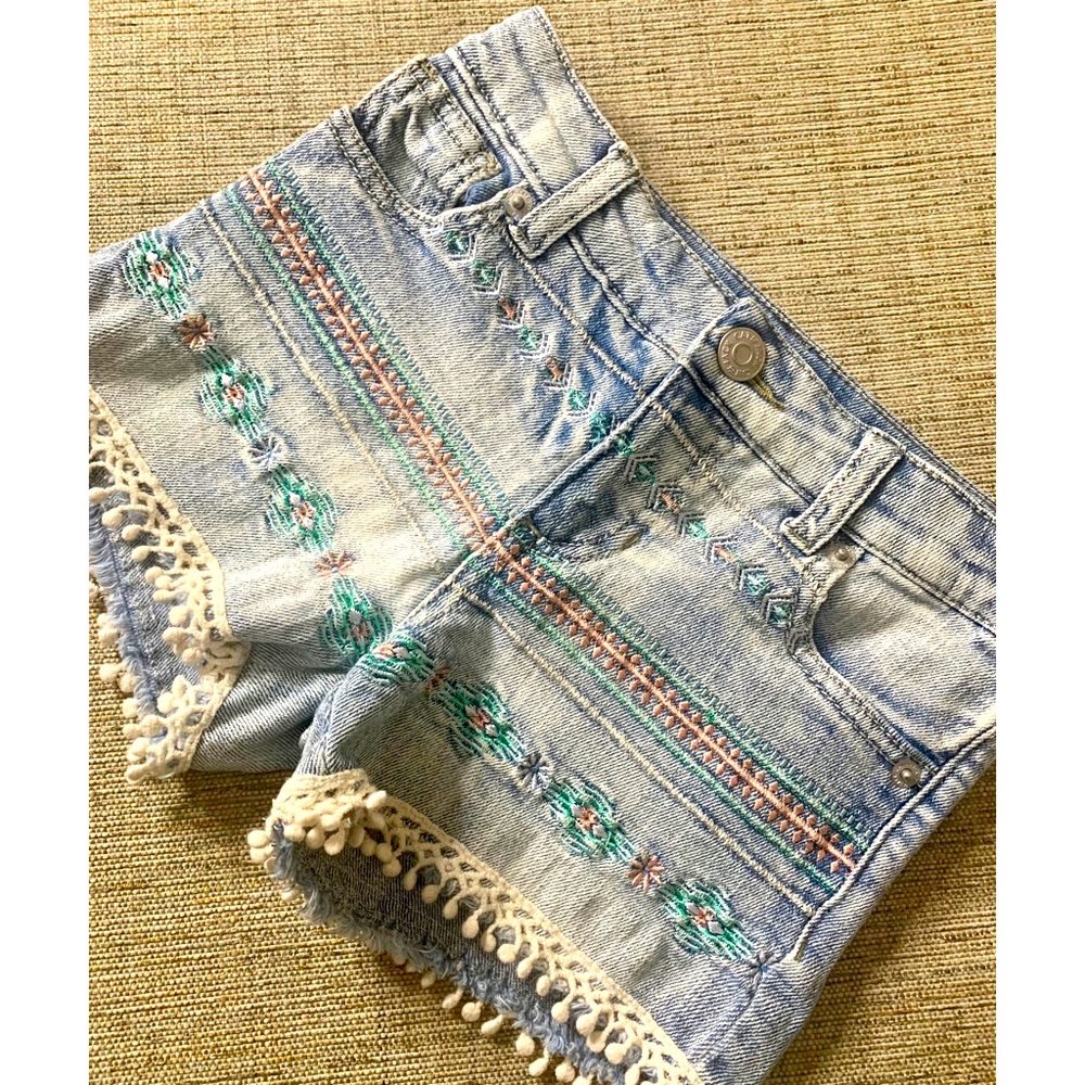 EUC Girls CAT & JACK Denim Shorts with Embroidery & Embellishments, Sz XS (4-5)